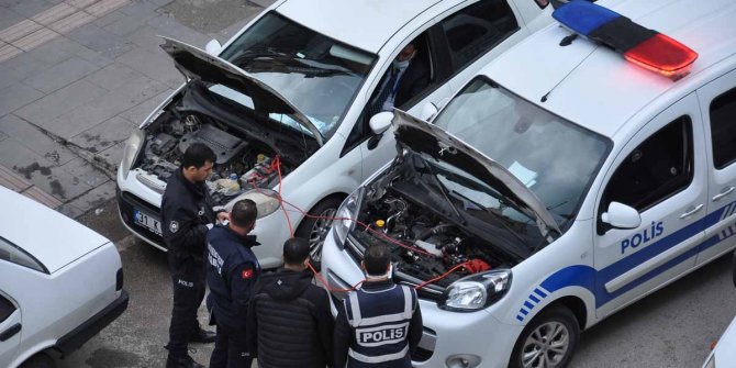 Polis, arızalanan otomobili iterek çalıştırdı