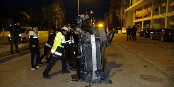 Takla atan araçtan çıkıp koşarak kaçtılar