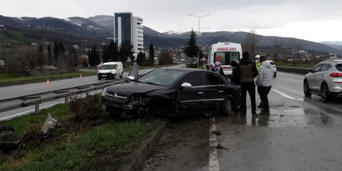 Otomobil bariye çarptı: 1 yaralı
