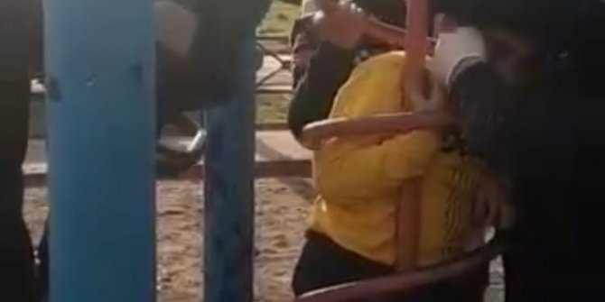 Çocuk parkında inanılmaz kaza