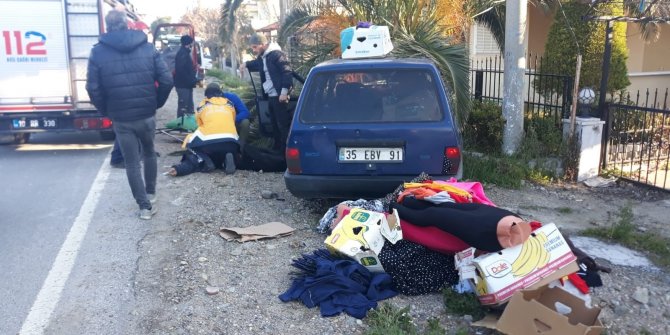 Direksiyon hakimiyetini kaybeden sürücü palmiye ağacına çarptı