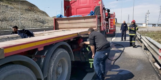 Sürücünün dikkati, TIR'ın yanmasını önledi