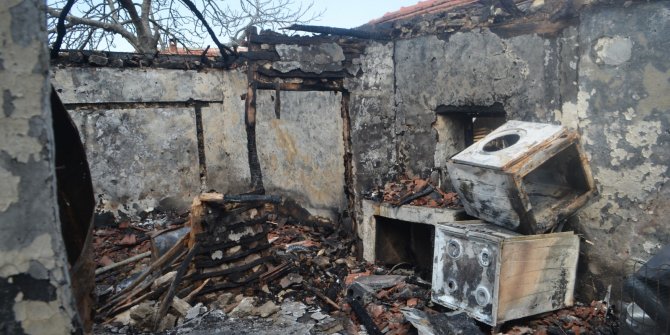 Engelli kardeşlerin yaşadığı ev yanarak küle döndü