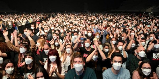 5 bin kişinin katıldığı sosyal mesafesiz konser