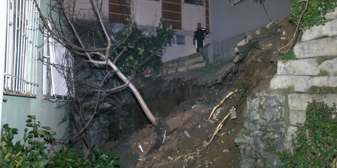İki bina arasındaki istinat duvarı çöktü