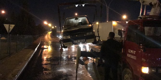Seyir halindeki otomobilde çıkan yangın, arkasındaki otomobile de sıçradı