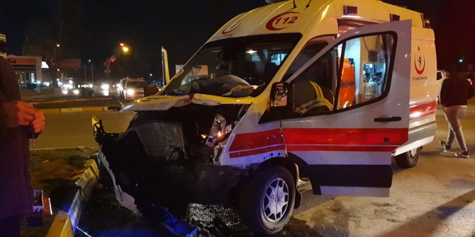 Hasta taşıyan ambulans ile otomobil çarpıştı: 7 yaralı