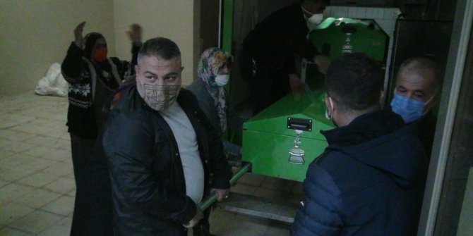 3 çocuk annesi, kendisini ağaca astı