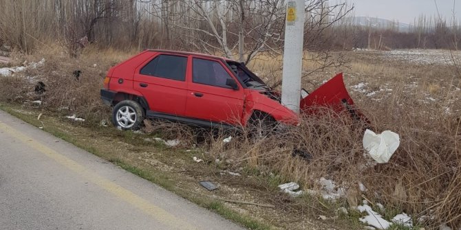 Konya'da direğe çarpan otomobilin sürücüsü yaralandı