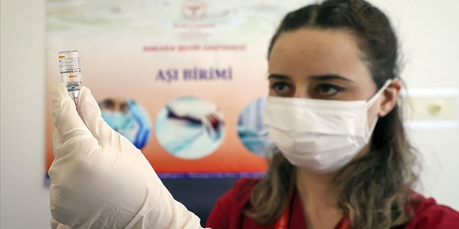 Risk grubundakiler ile 60 yaş üzeri ve eşleri için aşılama başladı