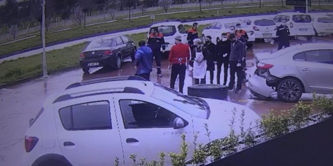 Kamyonun lastiği fırlayıp park halindeki otomobile böyle çarptı