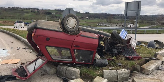 Otomobil içerisinde sıkışan sürücü itfaiye ekiplerince kurtarıldı