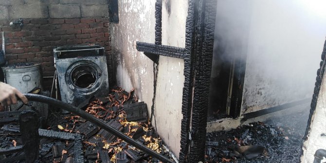 Evinin yanışını gözyaşlarıyla izledi