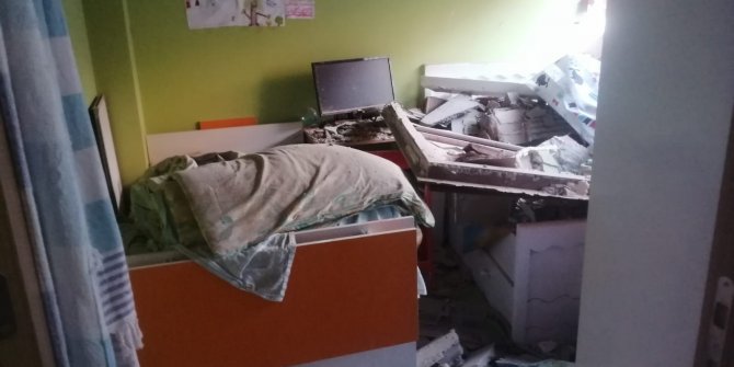 Yıkım esnasında çöken ağır hasarlı bina, başka binaya hasar verdi