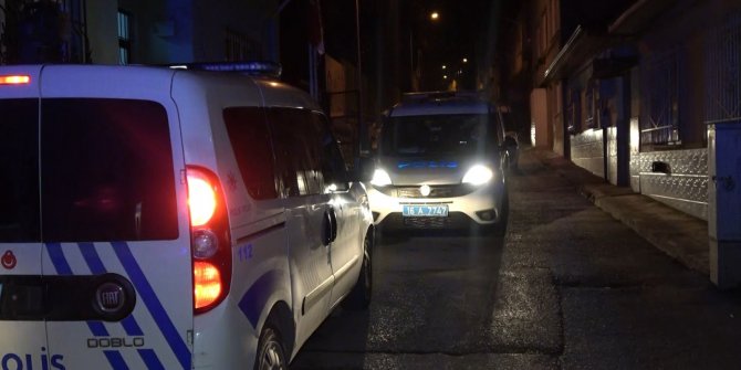 Kısıtlamada ‘dur’ ihtarına uymayan kadın sürücü bekçiye çarptı