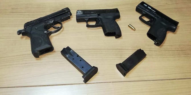 Kahvehanede ruhsatsız silahlar ele geçirildi, firari şüpheli yakalandı