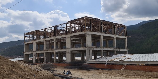 İnşaattan düşen işçi ağır yaralandı