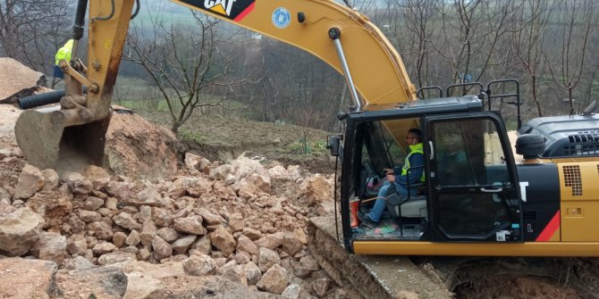 Heyelan nedeniyle yol çöktü, mahalleye giriş ve çıkışlar kapandı