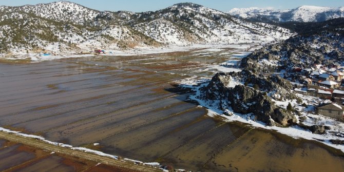 Eriyen kar suları Beyşehir Gölü’nü besliyor