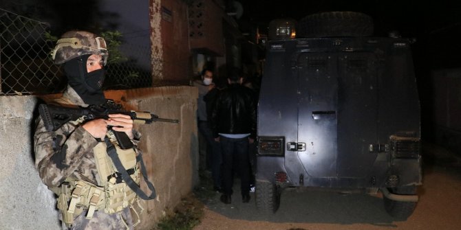 Kalaşnikofla eve saldırı düzenleyen 2 şüpheli kıskıvrak yakalandı