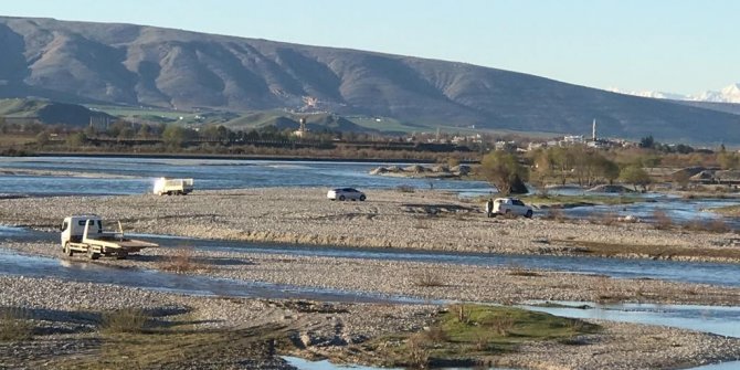 Baraj kapakları açıldı, vatandaşlar suda mahsur kaldı