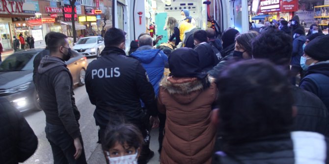 Mağazanın reyonundan aldığı bıçakla bileklerini kesti