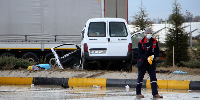 Minibüsle hafif ticari araç çarpıştı: 3 ölü, 8 yaralı