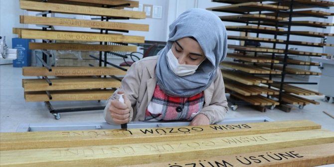 Diyarbakırlı öğrenciler sıra, masa ve dolap üretiyor