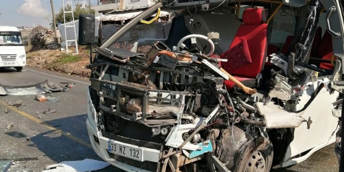 Otobüs ile minibüs çarpıştı: 4 yaralı