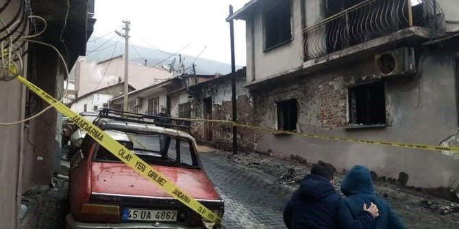 Çıkan yangında 5 ev hasar gördü