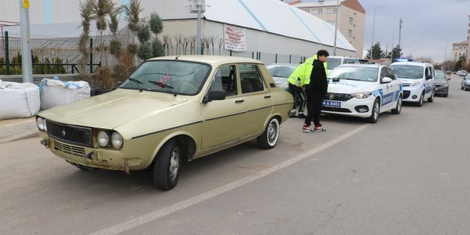 14 yaşındaki ehliyetsiz sürücü polis ekiplerine yakalandı