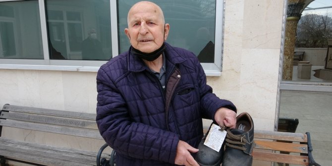 Camide ayakkabıları çalınan adamdan hırsıza “ayakkabılı” mesaj