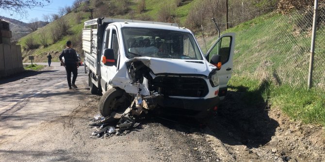 2 kamyonet kafa kafaya çarpıştı