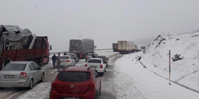 Kar bir anda bastırdı, sürücüler yolda kaldı