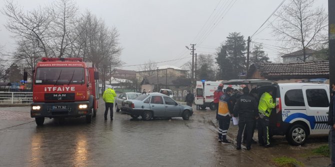 Çarpışan otomobillerin sürücüleri yaralandı