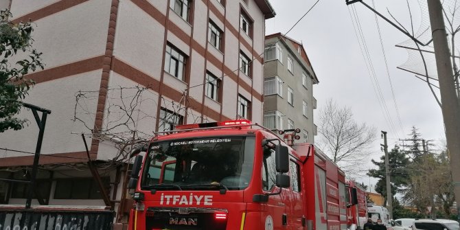 5 katlı binada çıkan yangında 4 kişi dumandan etkilendi