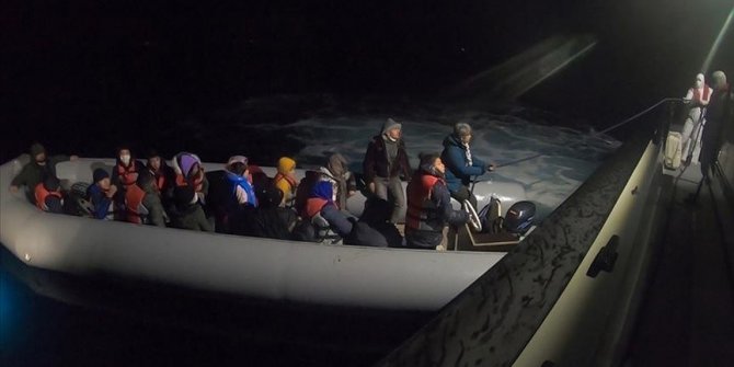 Turkish coast guard rescues 13 asylum seekers