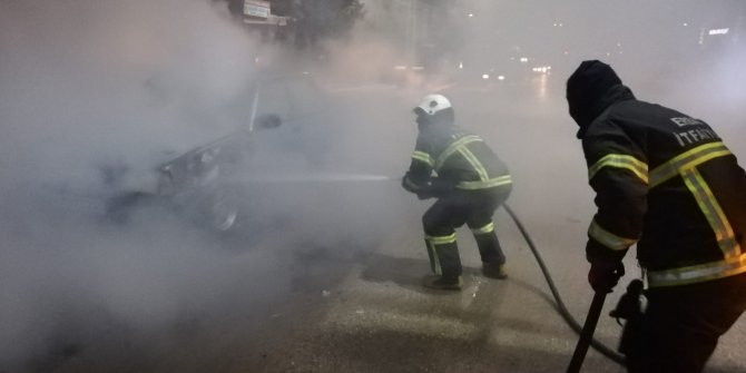 Park halindeki otomobil alev alev yandı