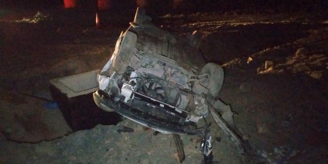 Otoyol inşaatına giren araç kum öbeğine çarparak taklalar attı