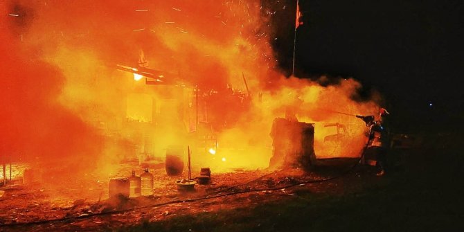 Bağ evinde çıkan yangın, geceyi aydınlattı
