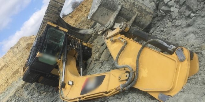 Maden ocağında iş makinesi devrildi, operatör yaralandı