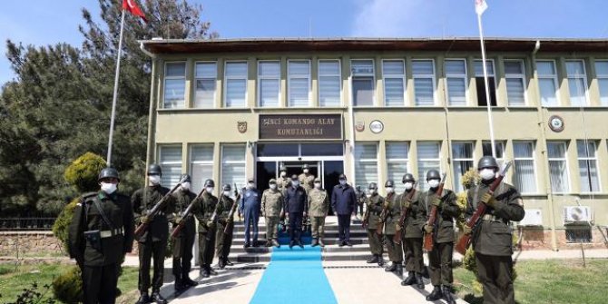Bakan Akar komandolarla bir araya geldi