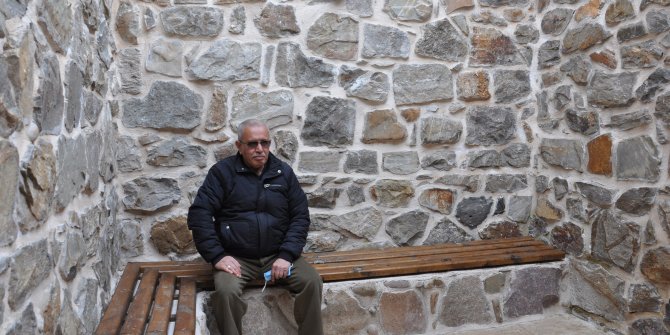 41 yıl görev yaptığı cezaevini kütüphane olarak görünce mutluluk yaşadı