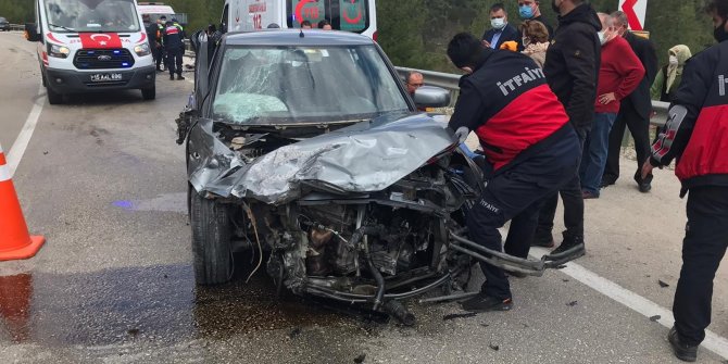 Otomobiller çarpıştı: 3 yaralı