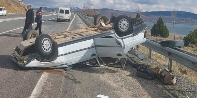 Kamyonla çarpışan otomobil ters döndü:4 yaralı