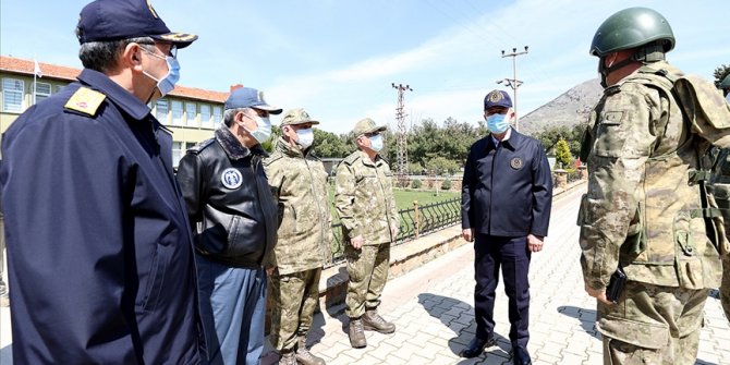 Bakan Akar, Gökçeada'da komandolarla bir araya geldi