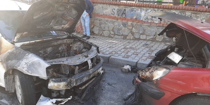 İki otomobil yanarak kullanılmaz hale geldi
