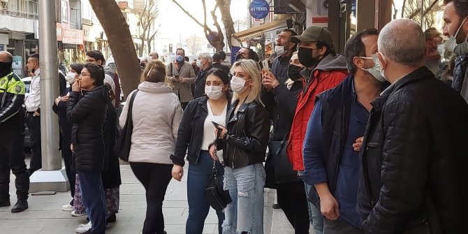 Mangal yapmak için yaktıkları ateş, binayı küle çeviriyordu