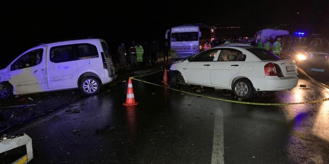 Otomobil ile hafif ticari araç çarpıştı; 2 ölü, 10 yaralı