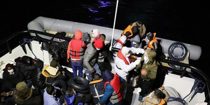 Çanakkale'de botları arızalanan 54 sığınmacı kurtarıldı